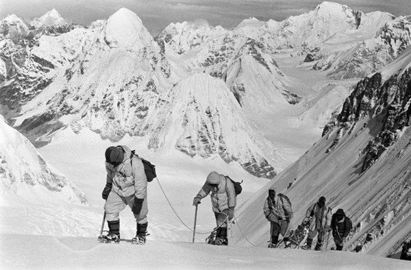 △1960年5月，中國(guó)登山隊(duì)隊(duì)員在海拔7150米的冰雪坡上行進(jìn)。
