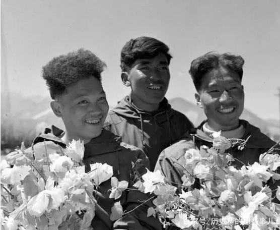 △1960年5月25日凌晨4點(diǎn)20分，中國(guó)登山隊(duì)隊(duì)員成功登上珠穆朗瑪峰。（右起）王富洲、貢布（藏族）和屈銀華。